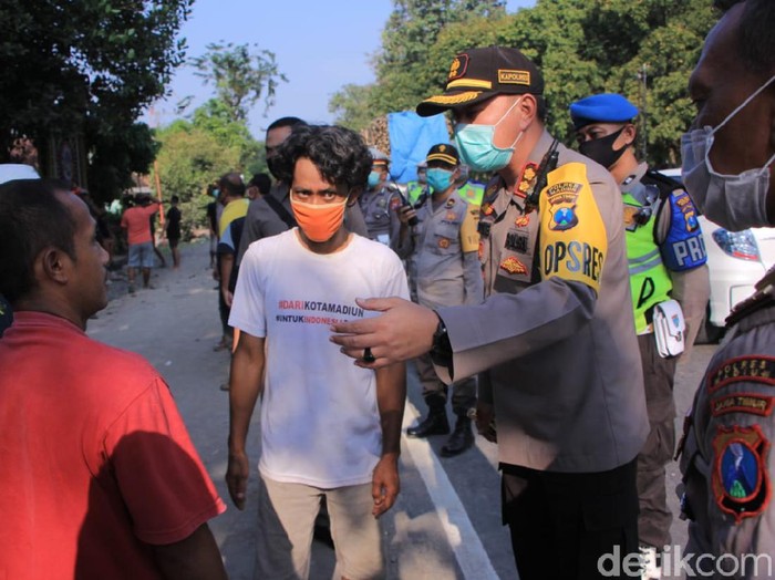 Ratusan pesilat berkumpul di padepokan Persaudaraan Setia Hati Terate (PSHT) Madiun, Kamis (18/6). Mereka berkumpul saat sidang sengketa PSHT digelar secara online.