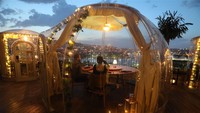 Saat ini, pihak restoran membuat 8 zona private yang terbuat dari material polycarbonate menyerupai balon. Dijelaskan oleh pengelola, timnya pun rutin membersihkan area tersebut dengan generator ozone dan sinar ultraviolet (Xinhua)