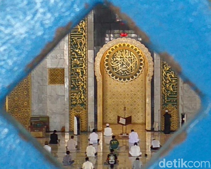 salat jumat di masjid al akbar