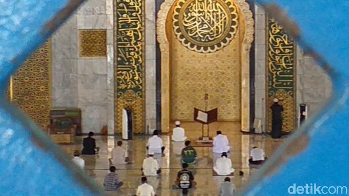 salat jumat di masjid al akbar