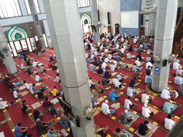 Salat Jumat di Masjid Al-Azhar Bekasi.