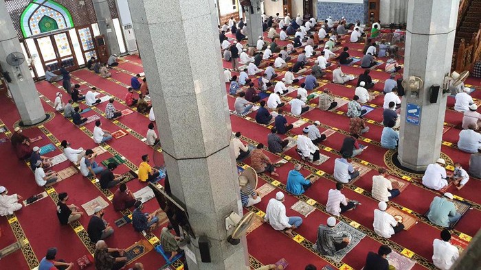 Salat Jumat di Masjid Al-Azhar Bekasi.
