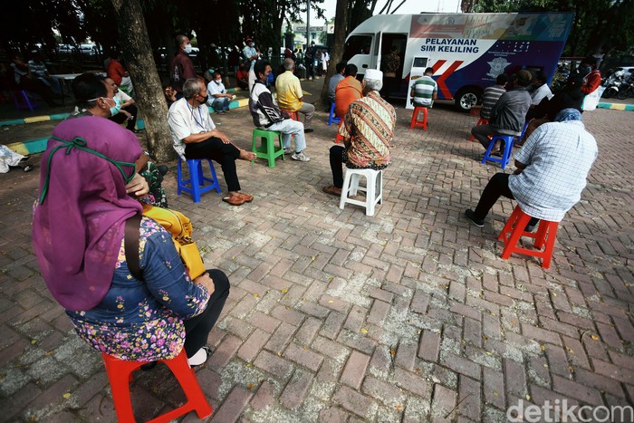Layanan SIM keliling dilakukan di Alun-alun Kota Bekasi. Warga tampak tertib saat mengajukan permohonan pembuatan SIM, Jumat (19/06/2020).
