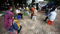 Mereka antre dengan tertib di kursi yang telah disediakan.