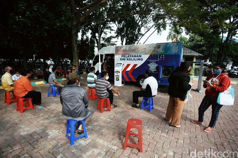 Salut! Pemohon SIM Keliling Ini Tertib Jaga Jarak Layanan SIM keliling dilakukan di Alun-alun Kota Bekasi. Warga tampak tertib saat mengajukan permohonan pembuatan SIM, Jumat (19/06/2020).