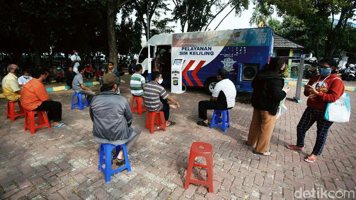Layanan SIM keliling dilakukan di Alun-alun Kota Bekasi. Warga tampak tertib saat mengajukan permohonan pembuatan SIM, Jumat (19/06/2020).