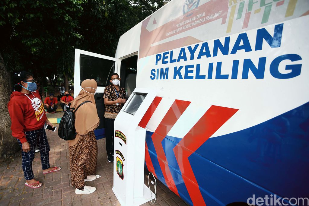 Layanan SIM keliling dilakukan di Alun-alun Kota Bekasi. Warga tampak tertib saat mengajukan permohonan pembuatan SIM, Jumat (19/06/2020).
