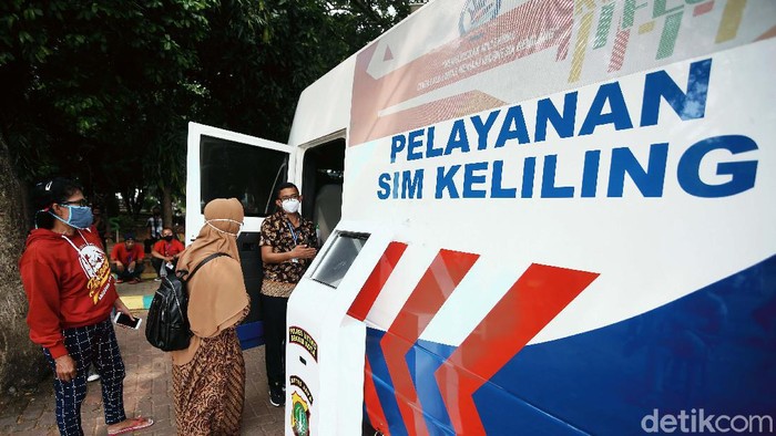 Layanan SIM keliling dilakukan di Alun-alun Kota Bekasi. Warga tampak tertib saat mengajukan permohonan pembuatan SIM, Jumat (19/06/2020).