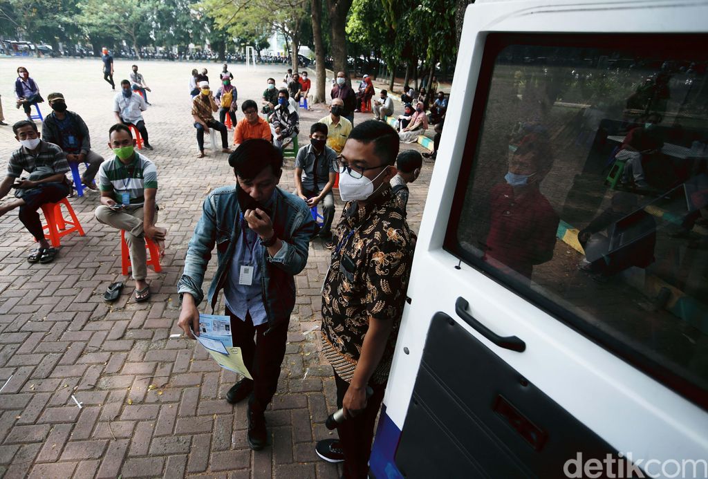 Layanan SIM keliling dilakukan di Alun-alun Kota Bekasi. Warga tampak tertib saat mengajukan permohonan pembuatan SIM, Jumat (19/06/2020).