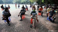 Sebelumnya pada hari pertama pembukaan layanan SIM keliling usai distop karena pandemi Corona, warga tampak berkerumun dan tidak tertib.