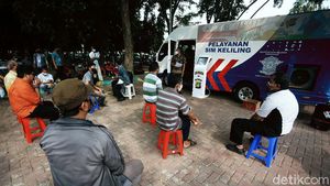 Salut! Pemohon SIM Keliling Ini Tertib Jaga Jarak