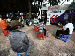 Salut! Pemohon SIM Keliling Ini Tertib Jaga Jarak