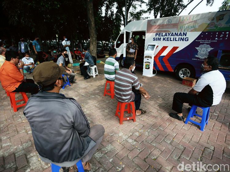 Salut! Pemohon SIM Keliling Ini Tertib Jaga Jarak