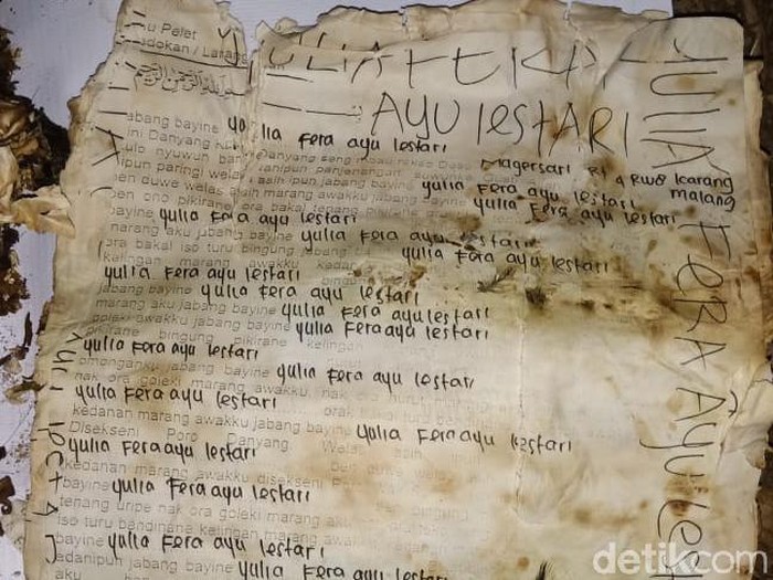 Secarik kertas kusam di dalam bungkusan kafan di Kudus Secarik kertas kusam di dalam bungkusan kafan di Kudus