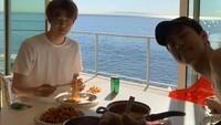 Bahkan pria tampan itu sampai rela menyempatkan waktu untuk makan bersama di tengah kesibukan dirinya. Banyak momen makan bersama yang ia unggah di Instagram. Foto: Instagram @oohsehun