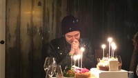 Memiliki banyak teman, tentu saja banyak yang sayang padanya. Saat ulang tahun, Sehun EXO mendapat kejutan berupa kue ulang tahun. Foto: Instagram @oohsehun