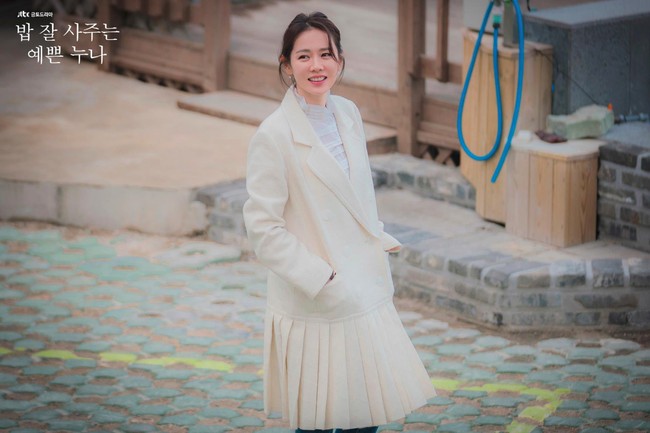 Loncat ke penampilannya di tahun 2018, kini Son Ye Jin punya imej sebagai noona cantik setelah membintangi Something in the Rain di mana ia berpacaran dengan pria lebih muda. Foto: JTBC