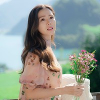 Penampilannya di Crash Landing On masih membekas di benak para penggemar. Akting dan pesonanya ketika memerankan pengusaha yang tersesat di Korea Utara membuat Son Ye Jin meraih penghargaan dalam kategori popularitas. Foto: SBS