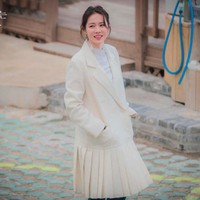 Loncat ke penampilannya di tahun 2018, kini Son Ye Jin punya imej sebagai noona cantik setelah membintangi Something in the Rain di mana ia berpacaran dengan pria lebih muda. Foto: JTBC