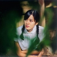 Imej Son Ye Jin sebagai gadis pujaan para pria dimulai sejak membintangi The Classic di 2003. Dalam drama tersebut, ia melakoni dua peran yang sama-sama menampilkan kecantikan klasik. Foto: Hancinema