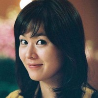 Berbeda dengan peran-peran Son Ye Jin yang sebelumnya melankolis dan berakhir tragis, dalam Art of Seduction ia tampil lebih sassy. Dalam film yang dibintanginya dengan Song Il Gook ini, Ye Jin tampil berambut pendek dengan riasan mata yang lebih tebal. Foto: Hancinema