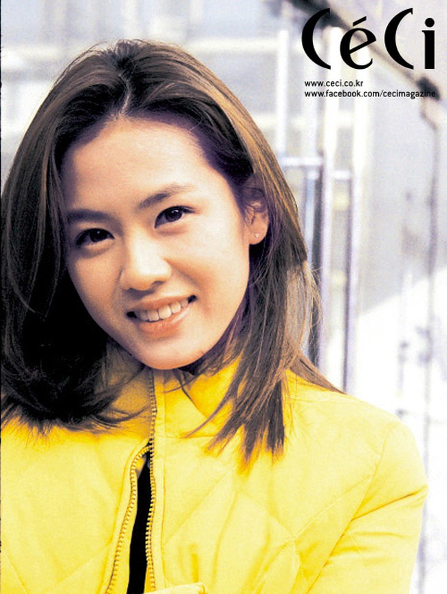 Son Ye Jin adalah salah satu ikon kecantikan Korea Selatan. Aktris film dan drama tersebut selalu mempesona dalam berbagai kesempatan. Sejak memulai karier sebagai bintang iklan, wajah lugu, mata sendu, dan kulit porselennya memang telah memikat para penonton. Foto: Hancinema