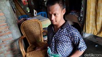 Selama masa pandemi Corona ini, praktis Andika tidak memiliki penghasilan. Apalagi empat bulan dia harus menetap di Boyolali, di rumah istrinya, karena dirumahkan oleh perusahaan batik di daerah Bantul. Selama berada di Boyolali, dia mengandalkan uang yang ada di tabungan untuk bertahan hidup dan membelikan susu untuk anaknya. Untuk mencukupi kebutuhan, kerak nasi atau orang Jawa menyebut lempeng, dan tisu menjadi barang yang dia jual. Andika menyebut saudaranya yang menyuplai kedua barang itu.