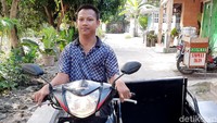 Ketika ada pesanan, Andika juga yang mengantarkan sampai ke depan pintu pembeli. Menurutnya, hal itu merupakan tanggung jawabnya sebagai penjual. Andika tidak pernah sekalipun menjual keterbatasannya, dan berharap dikasihani. Dia memegang prinsip tangan itu tetap harus di atas dan jangan sampai di bawah. Area jualan Andika cukup luas. Dia mengaku selain di wilayah Sleman, ada juga pembeli dari Kota Yogyakarta. Semuanya diantar sendiri dengan menggunakan motor matik roda tiga yang dimodifikasi hasil pemberian teman-temannya.