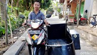 Andika Indra Saputra (33) mengidap tuna grahita sejak usia satu tahun. Namun keterbatasannya tak membuat pria kelahiran Cirebon itu hanya berpangku tangan dan menunggu turunnya bantuan. Andika, begitu dia disapa, memilih untuk berusaha semampunya. Berjualan menjadi salah satu alternatif yang bisa dia lakukan. Apalagi saat ini dia punya tanggungan istri dan seorang putri yang masih bayi.