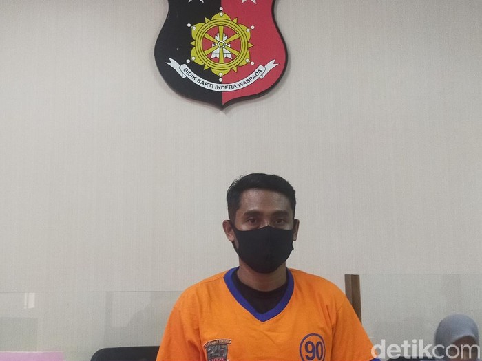 Polisi mengungkap kasus suami jual istri di Surabaya. Sang suami menawarkan istrinya lewat Facebook.