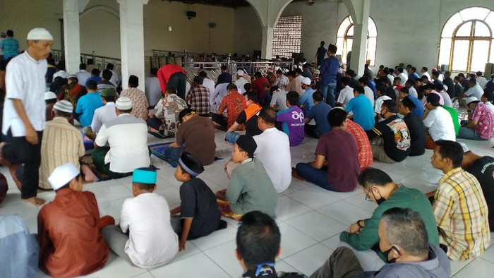 Suasana salat Jumat di Masjid Abdurahman Bin Auf di Cibinong, Bogor (Foto: Sachril/detikcom)