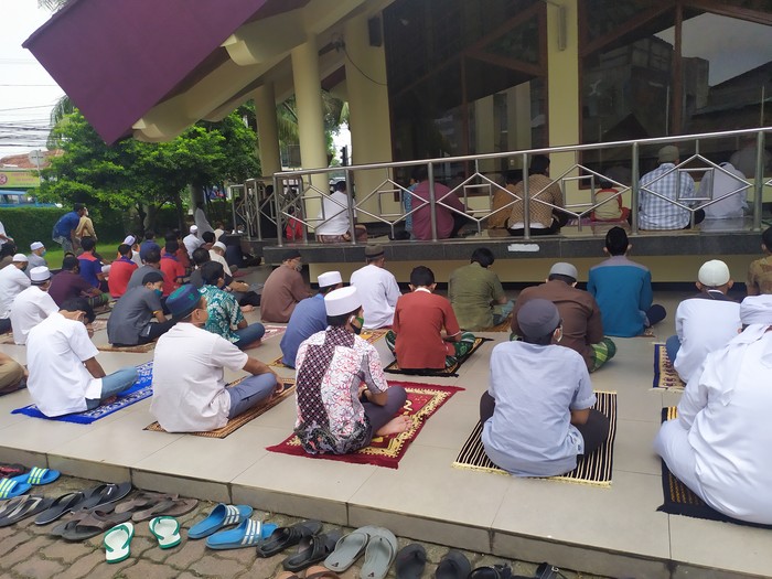 Suasana Salat Jumat di Masjid Al Huda Jumat (19/6)