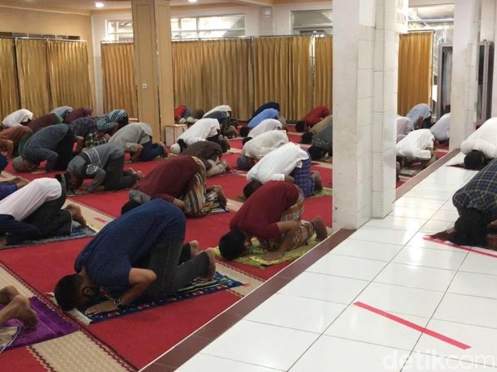 Suasana salat Jumat di Masjid Nurul Islam, Kel Tugu Selatan, Kec Koja, Jakut.