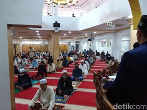 Sudah 3 Pekan Masjid Nurul Islam Koja Gelar Salat Jumat 2 Gelombang