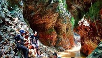 Tebing di sungai Pampang hasil erosi membuat lukisan alam yang indah.