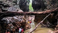 Nikmati sensasi berendam di sungai Pampang sambil menyusuri tebing yang indah.
