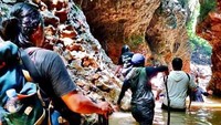 Sungai Pampang memiliki tebing yang menggiurkan bagi pecinta panjat tebing dan ciamik buat latar foto. Momen bertualang di dalam hutannya juga pasti sulit dilupakan.