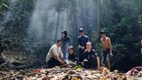 Menikmati piknik d itengah alam liar di hutan adat Pampang. 