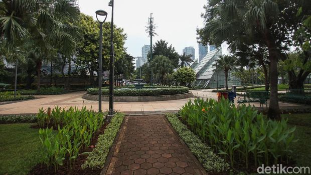 Taman Menteng Belum Bisa Ditongkrongin Pemerintah Kota Administrasi Jakarta Pusat menunda pembukaan RPTRA secara bertahap pada masa PSBB transisi. Salah satunya Taman Menteng.