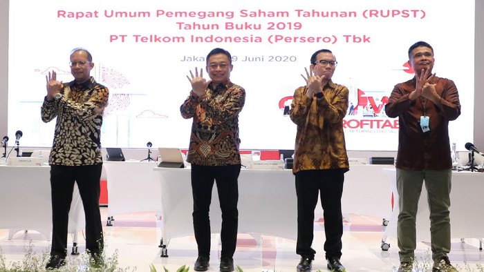 Telkom Bagikan Dividen Rp15,26 Triliun Rapat Umum Pemegang Saham Tahunan (RUPST) PT Telkom Indonesia (Persero) Tbk (Telkom) Tahun Buku 2019 yang dilaksanakan di Jakarta pada Jumat (19/06), menyetujui pembagian dividen sebesar Rp15,26 triliun. Rapat menyetujui payout ratio sebesar 81,78% ini dengan rincian 60% atau sebesar Rp11,20 triliun merupakan dividen tunai dan 21,78% atau Rp4,06 triliun merupakan dividen spesial. Sementara itu, sisanya sebesar 18,22% atau Rp3,40 triliun merupakan laba ditahan.