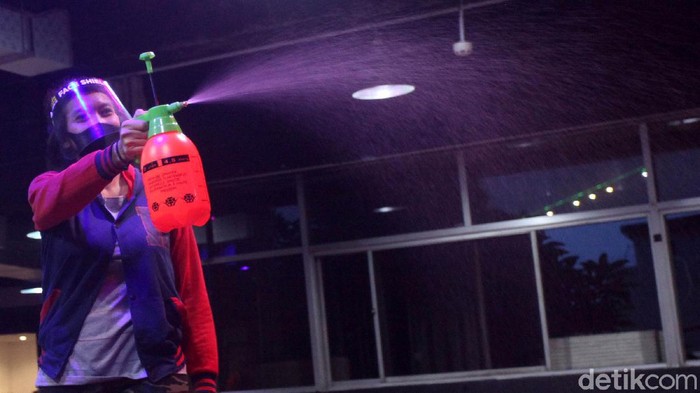 Tetap Gerak Ala Bolly Dance Kala Pandemi Instruktur mengenakan masker dan face shield saat melakukan senam BollyD (Bollywood Fitness Dance) di Raga Studio, kawasan Menteng, Jakarta Pusat, Kamis (18/6/2020). COVID-19 bukan alasan untuk tidak berolahraga, di Jakarta ada salah satu pilihan olahraga yang menarik salah satunya Senam BollyD.