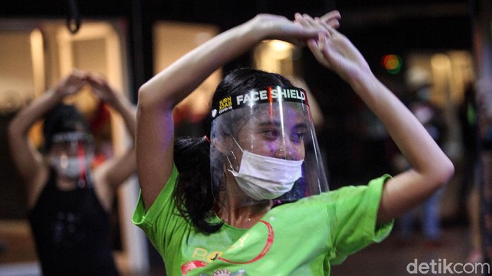 Tetap Gerak Ala Bolly Dance Kala Pandemi Instruktur mengenakan masker dan face shield saat melakukan senam BollyD (Bollywood Fitness Dance) di Raga Studio, kawasan Menteng, Jakarta Pusat, Kamis (18/6/2020). COVID-19 bukan alasan untuk tidak berolahraga, di Jakarta ada salah satu pilihan olahraga yang menarik salah satunya Senam BollyD.