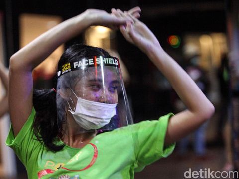 Tetap Gerak Ala Bolly Dance Kala Pandemi Instruktur mengenakan masker dan face shield saat melakukan senam Bolly'D (Bollywood Fitness Dance) di Raga Studio, kawasan Menteng, Jakarta Pusat, Kamis (18/6/2020). COVID-19 bukan alasan untuk tidak berolahraga, di Jakarta ada salah satu pilihan olahraga yang menarik salah satunya Senam Bolly'D.