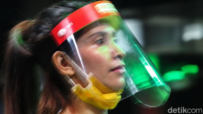 Tetap Gerak Ala Bolly Dance Kala Pandemi Instruktur mengenakan masker dan face shield saat melakukan senam BollyD (Bollywood Fitness Dance) di Raga Studio, kawasan Menteng, Jakarta Pusat, Kamis (18/6/2020). COVID-19 bukan alasan untuk tidak berolahraga, di Jakarta ada salah satu pilihan olahraga yang menarik salah satunya Senam BollyD.