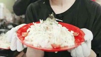 Berpose dengan senyuman manis, Q The Boyz memamerkan makanan yang baru saja dibuatnya di atas piring merah. Foto: The Boyz SNS