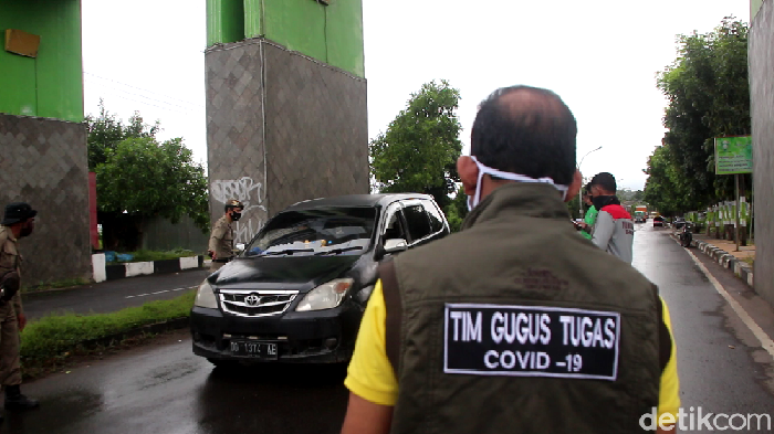 Tim Gugus Tugas mencari pasien yang kabur dari kamar isolasi di Parepare, Sulsel.