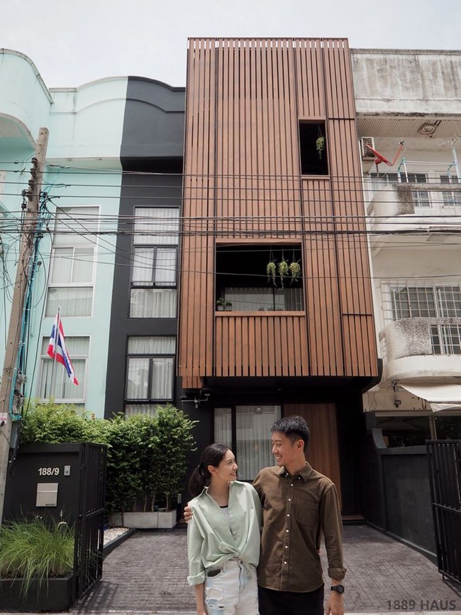 Pasangan asal Thailand ini menuai atensi karena berhasil mengubah rumah mereka secara drastis. Foto-foto before-after renovasi rumah tersebut yang mereka unggah di akun Facebook Peary is Happy berujung viral setelah mendapat 22 ribu likes dan dibagikan 41 ribu kali. (Foto: Facebook/Peary is Happy)