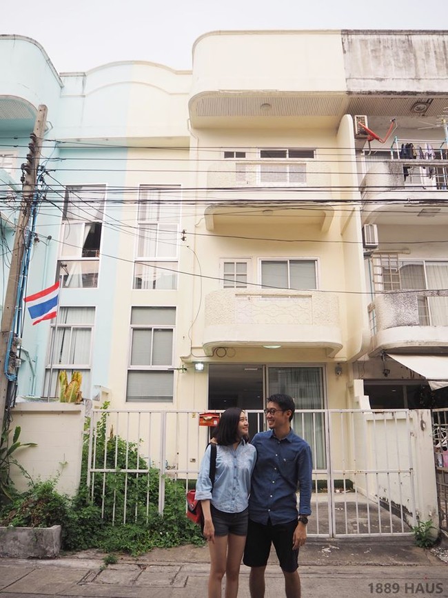 Inilah tampak luar rumah mereka sebelum direnovasi. Diberi nama 1889Haus, rumah model town house ini sudah berusia 30 tahun. Rumah terdiri dari tiga lantai, dengan luas bangunan mencapai 150 meter persegi. (Foto: Facebook/Peary is Happy)