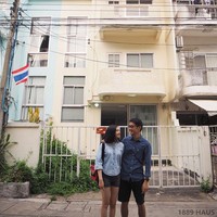 Inilah tampak luar rumah mereka sebelum direnovasi. Diberi nama 1889Haus, rumah model town house ini sudah berusia 30 tahun. Rumah terdiri dari tiga lantai, dengan luas bangunan mencapai 150 meter persegi. (Foto: Facebook/Peary is Happy)