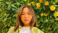 Vanntey memiliki pesona wajah Asia yang manis. Terbukti dari fotonya di depan pohon lemon ini. Foto: Instagram vannteyy